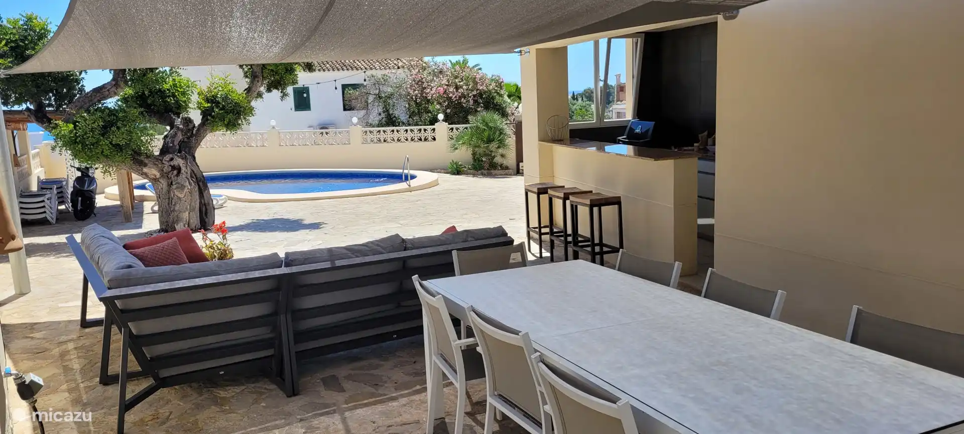 Sonnensegel von 40 m² an der Außenküche/Poolbar mit Lounge-Ecke und Essbereich