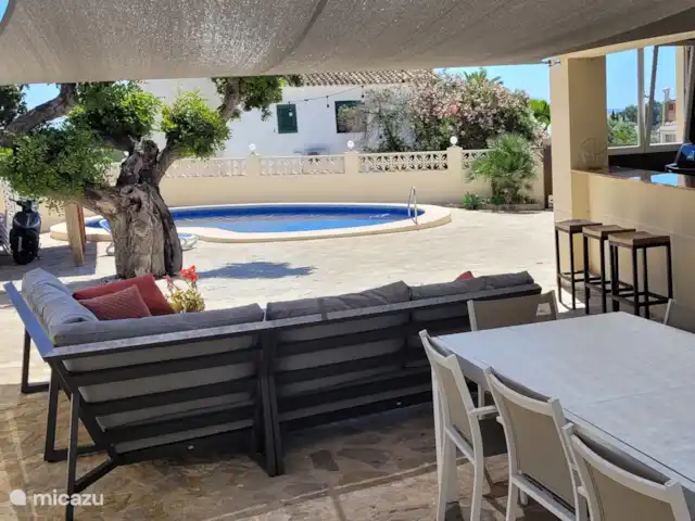 villa en España, Costa Blanca, Moraira – Casa Sol Y Mar Moraira Vela de sombra de 40 m² en la cocina al aire libre / bar de la piscina con sala de estar y comedor