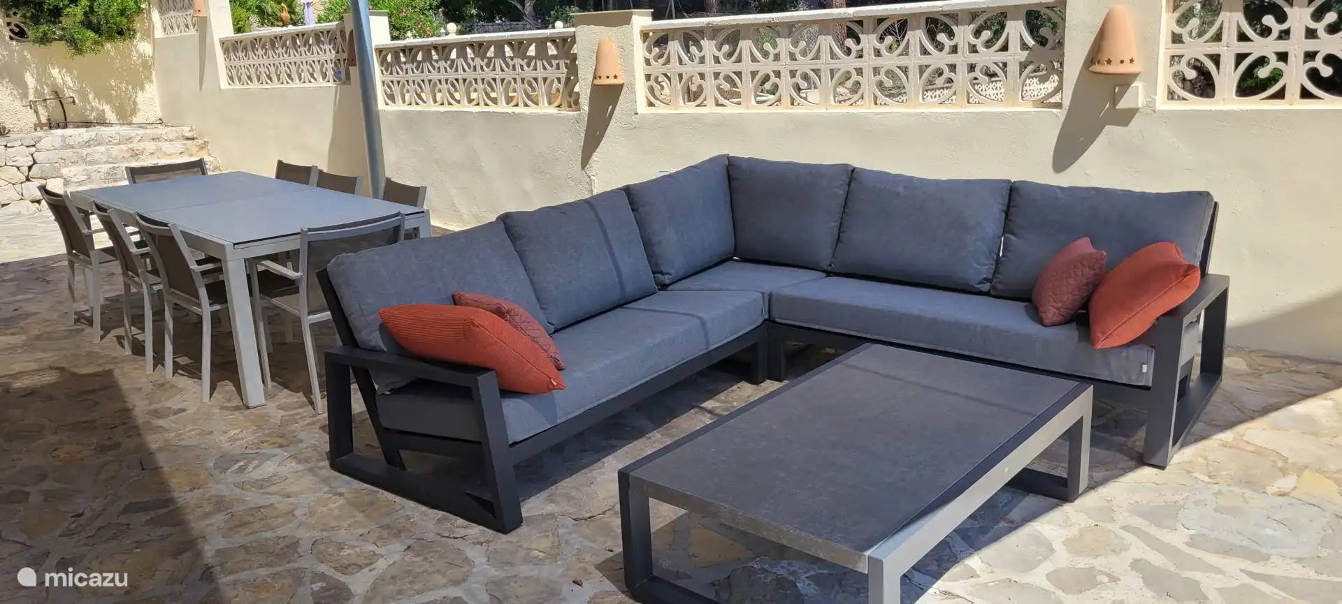 Lounge-Ecke unter Sonnensegel an der Außenküche/Poolbar