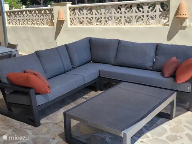 villa en España, Costa Blanca, Moraira – Casa Sol Y Mar Moraira Rincón de salón bajo la sombra de la vela en la cocina al aire libre / bar de la piscina