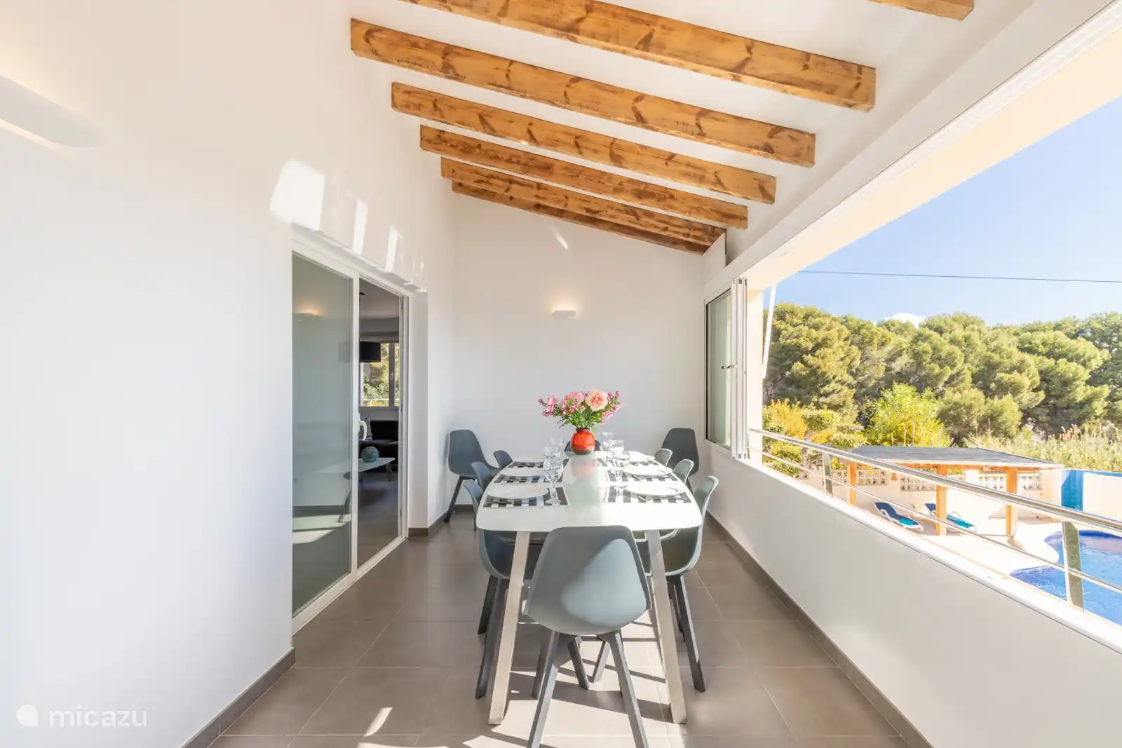 Überdachte Terrassenvilla im Obergeschoss