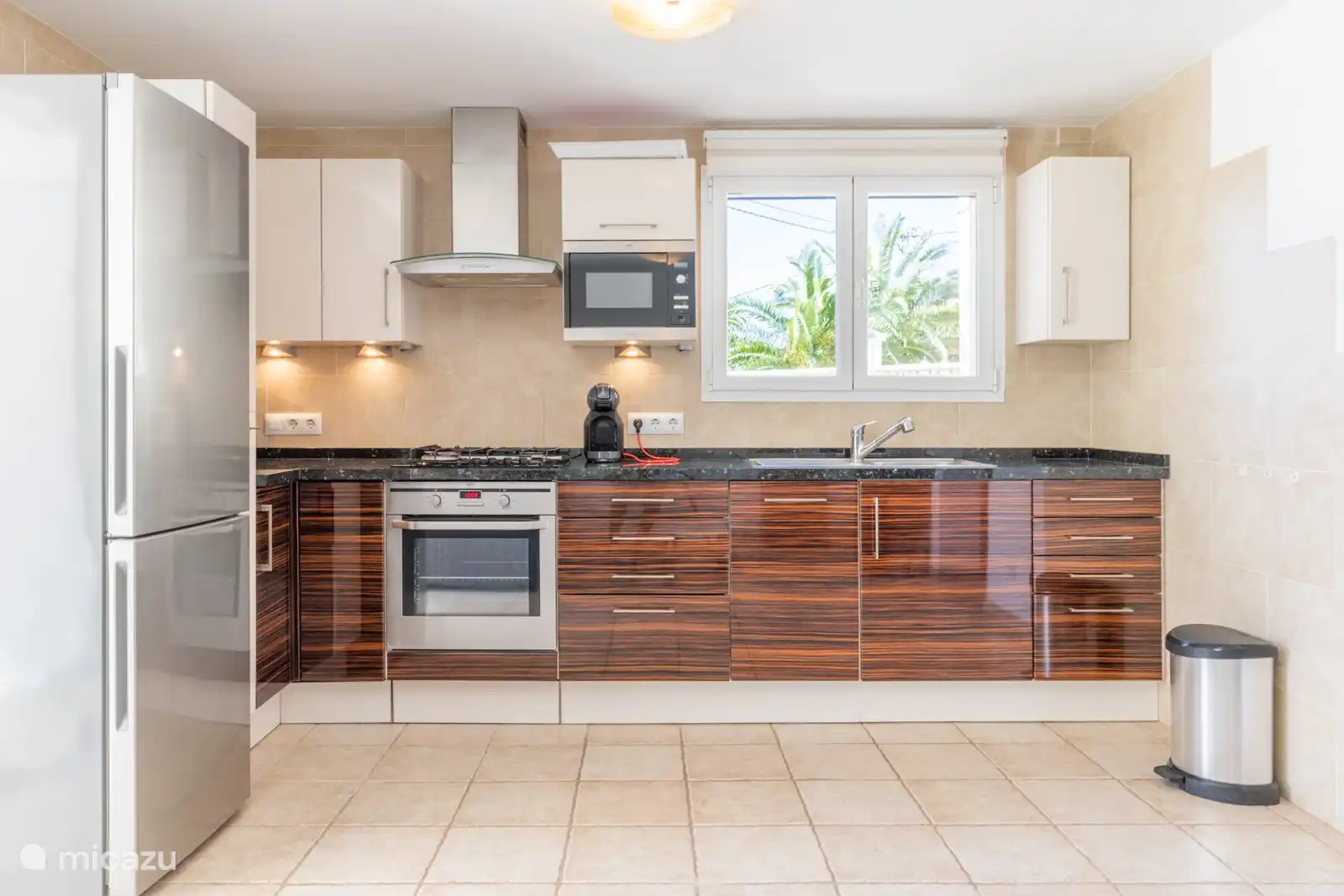 Wohnzimmer mit offener Küche einer separaten abschließbaren Wohnung im Erdgeschoss