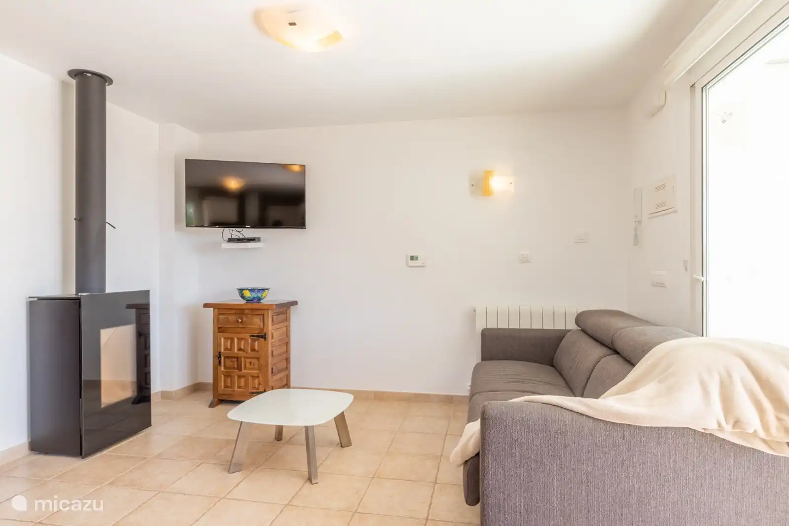 Wohnzimmer der separaten abschließbaren Wohnung im Erdgeschoss mit Schlafcouch