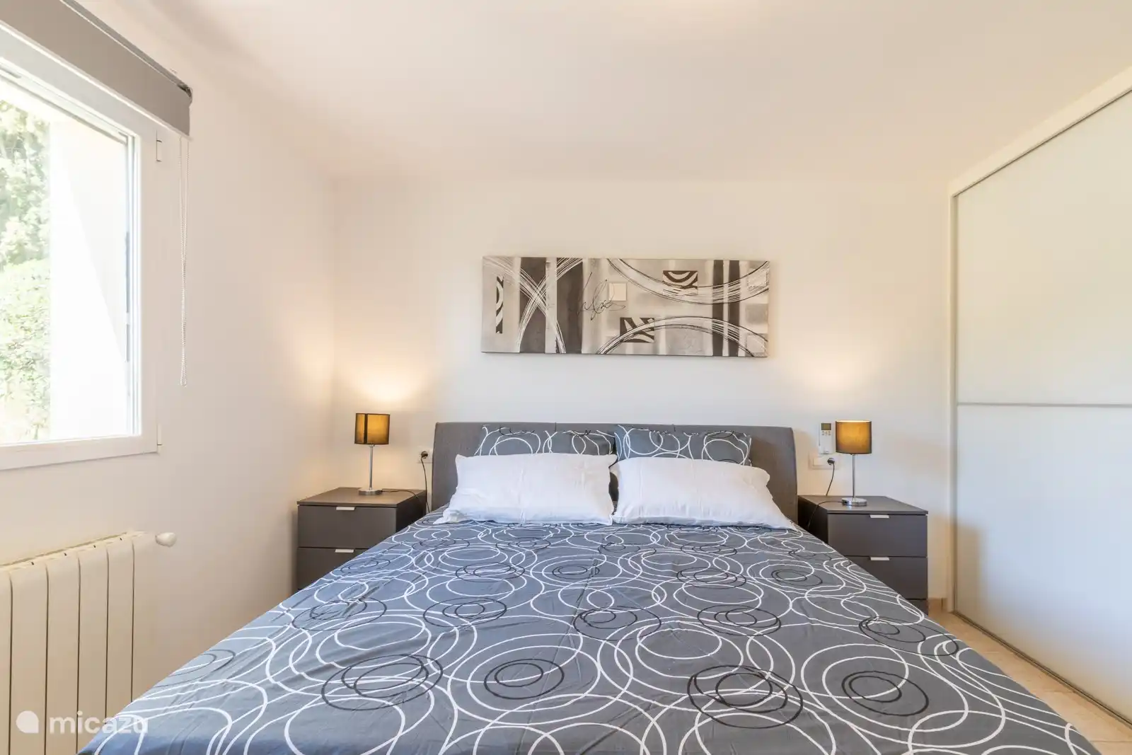 Schlafzimmer 1 einer separaten abschließbaren Wohnung im Erdgeschoss