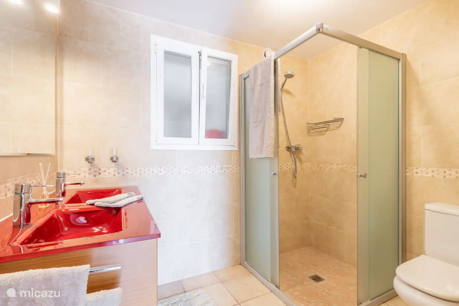 Badezimmer einer separaten abschließbaren Wohnung im Erdgeschoss