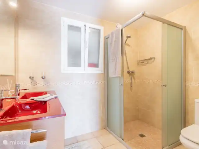 villa en España, Costa Blanca, Moraira – Casa Sol Y Mar Moraira Cuarto de baño de un apartamento independiente con cerradura en la planta baja.