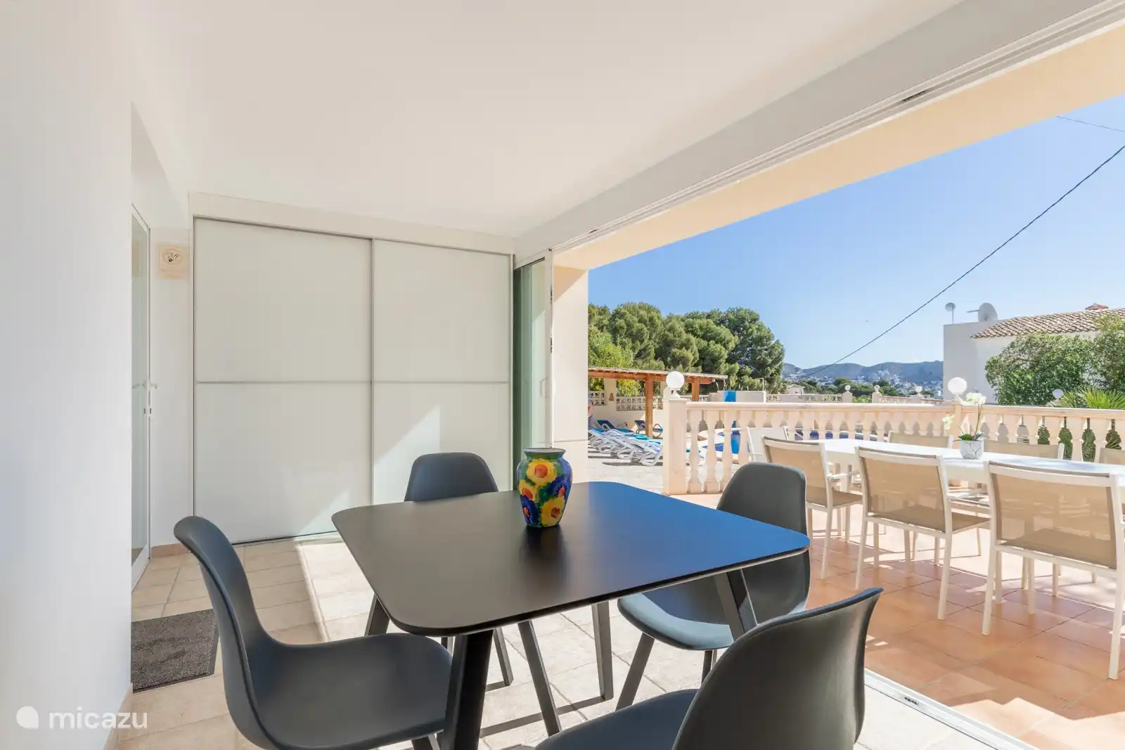 Überdachte Terrasse einer separaten, abschließbaren Wohnung im Erdgeschoss