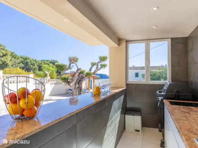 villa en España, Costa Blanca, Moraira – Casa Sol Y Mar Moraira Cocina al aire libre/bar en la piscina con barbacoa de gas
