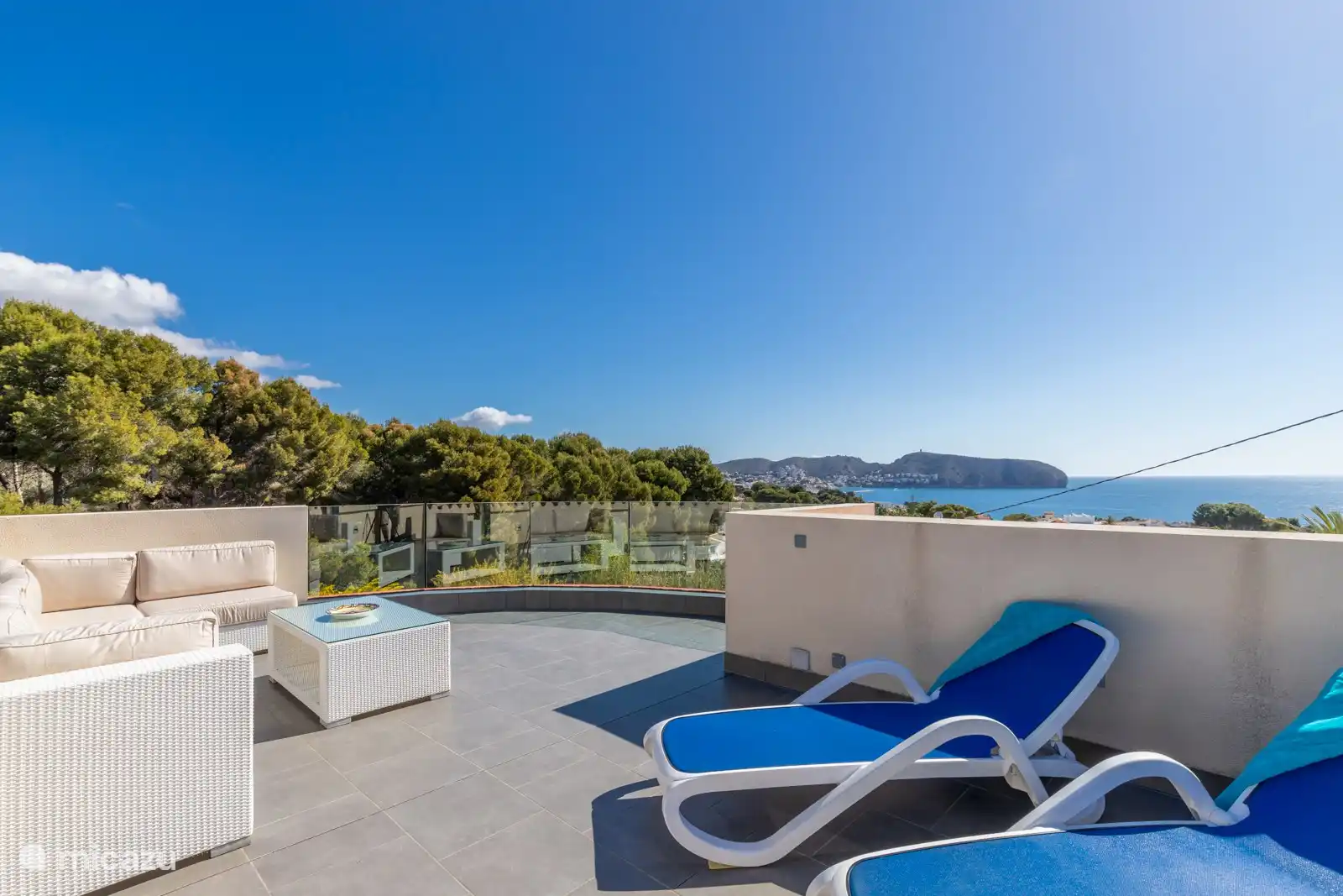 Dachsolarium mit Lounge-Ecke über der Villa