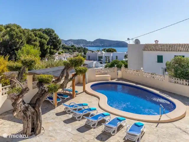 villa en España, Costa Blanca, Moraira – Casa Sol Y Mar Moraira Piscina con pérgola y tumbonas.