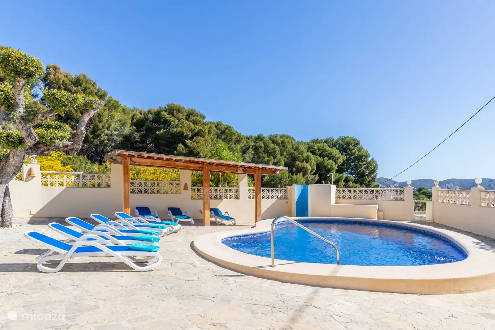 Schwimmbad mit Pergola und Liegestühlen