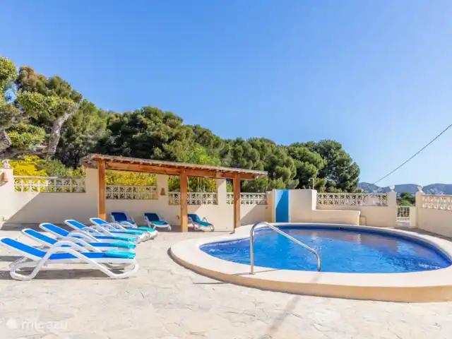 villa en España, Costa Blanca, Moraira – Casa Sol Y Mar Moraira Piscina con pérgola y tumbonas.