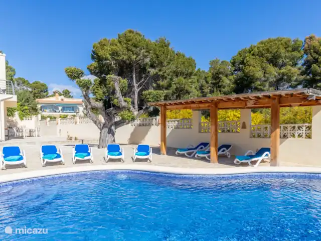 villa en España, Costa Blanca, Moraira – Casa Sol Y Mar Moraira Piscina con pérgola y tumbonas.