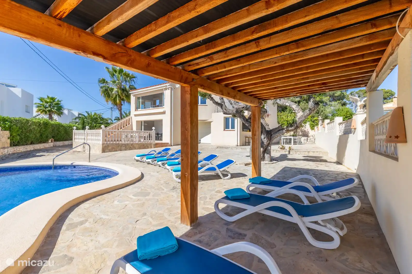 Schwimmbad mit Pergola und Liegestühlen