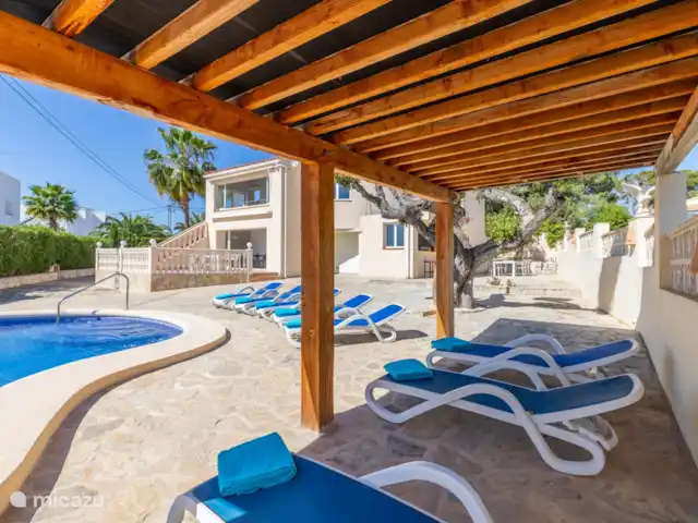 villa en España, Costa Blanca, Moraira – Casa Sol Y Mar Moraira Piscina con pérgola y tumbonas.