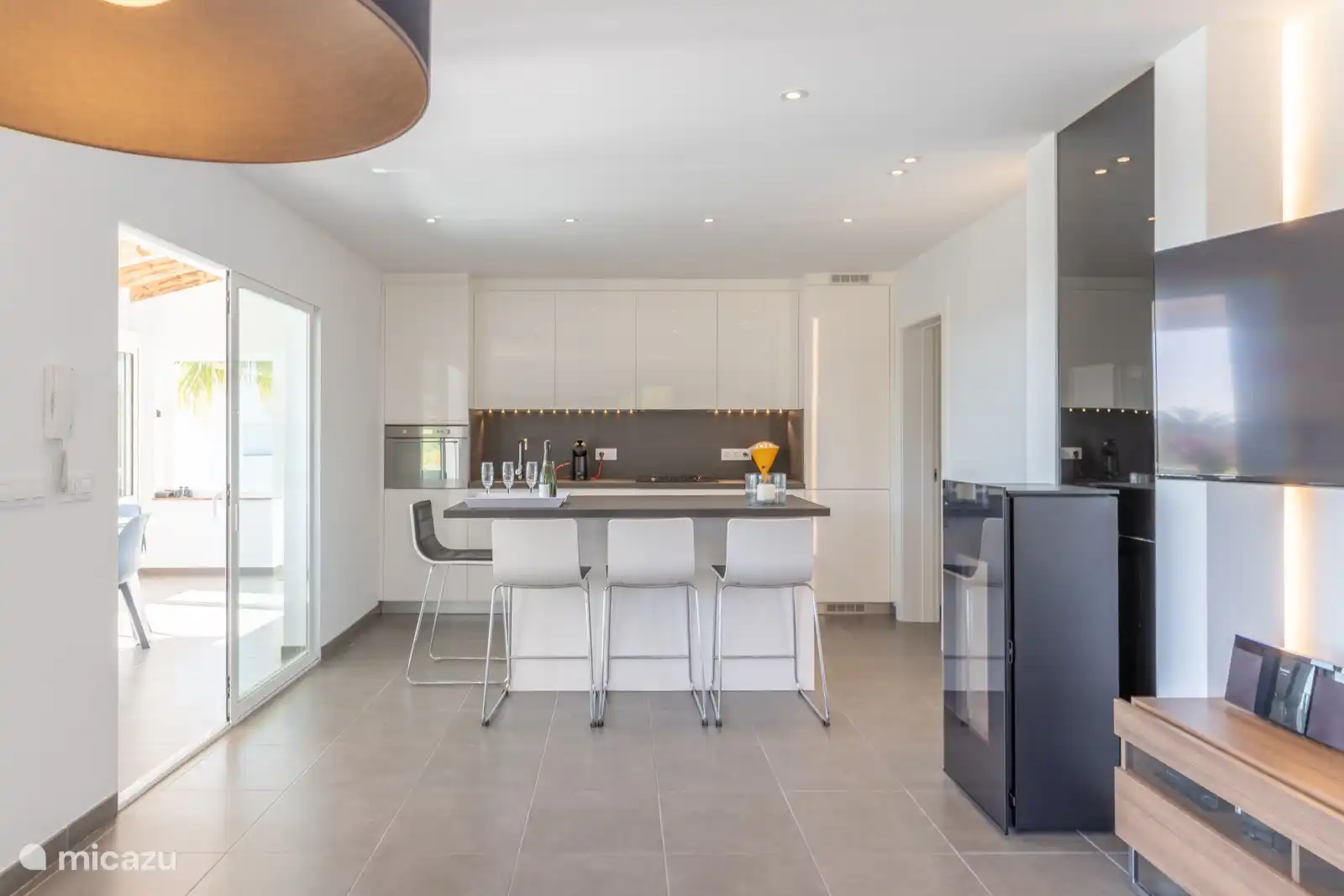 Offene Küche mit Frühstücksbar der Villa im Obergeschoss