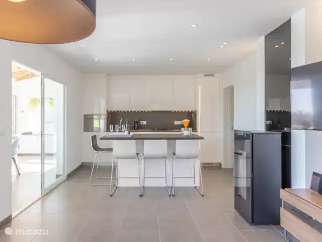 villa en España, Costa Blanca, Moraira – Casa Sol Y Mar Moraira Cocina abierta con barra desayunadora villa arriba