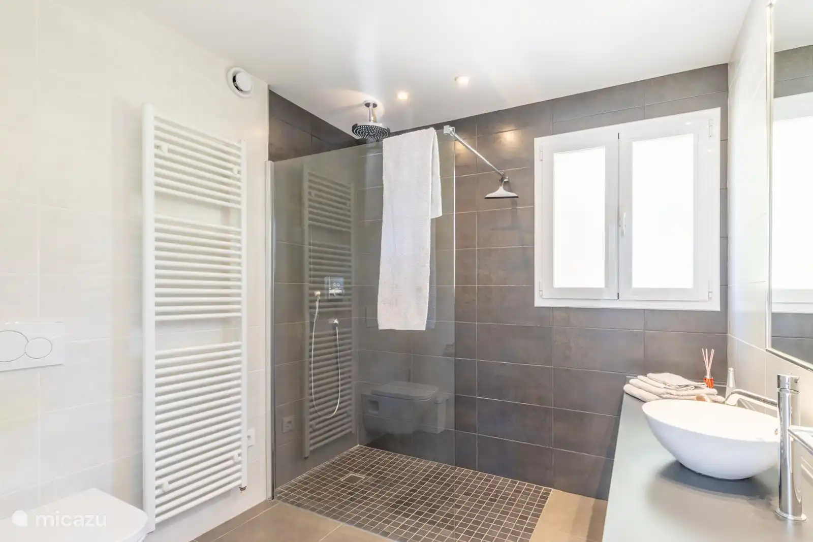 Badezimmer en Suite des Hauptschlafzimmers