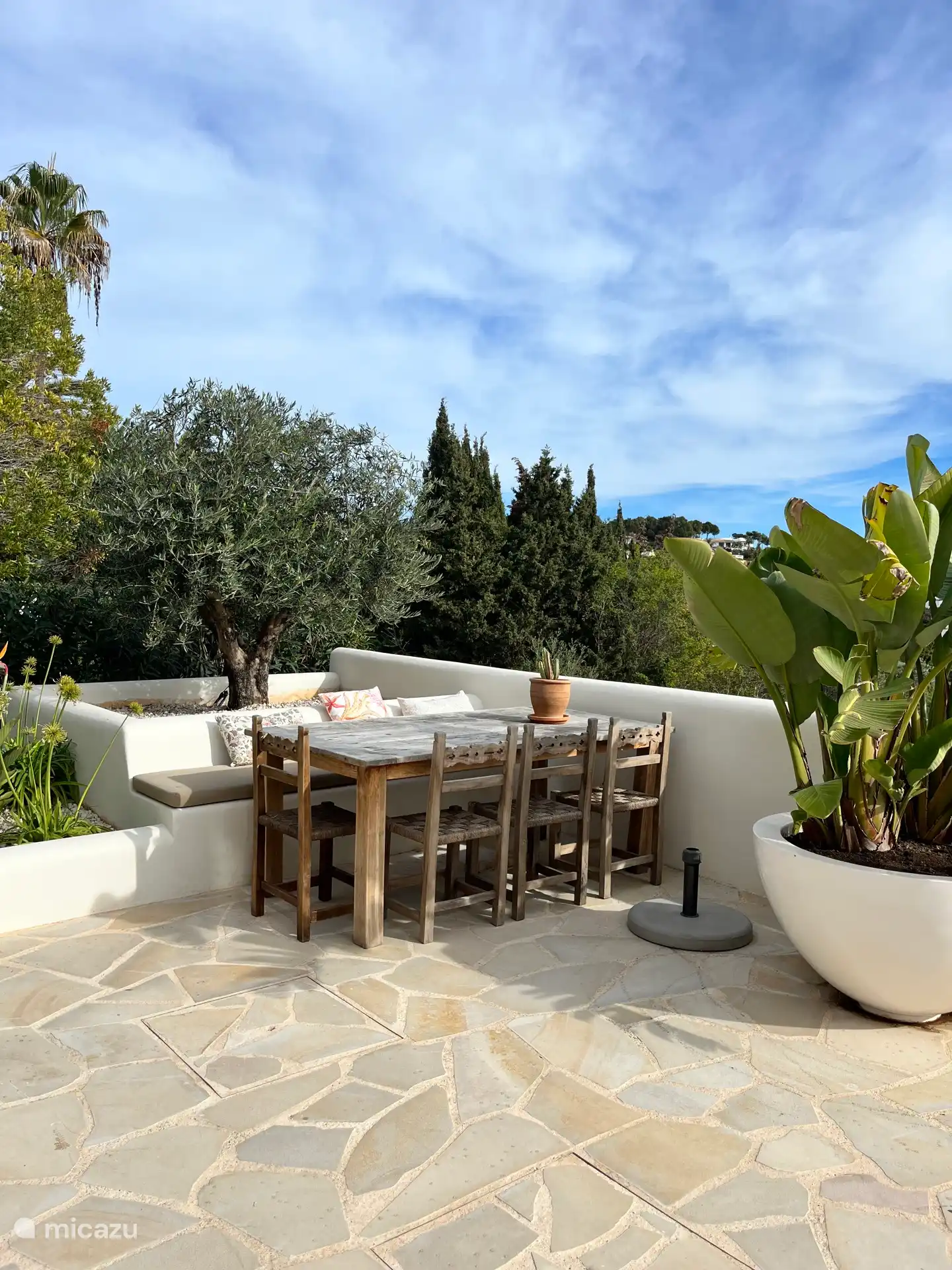 À l’avant de la maison se trouve une grande terrasse où vous pouvez dîner ensemble.