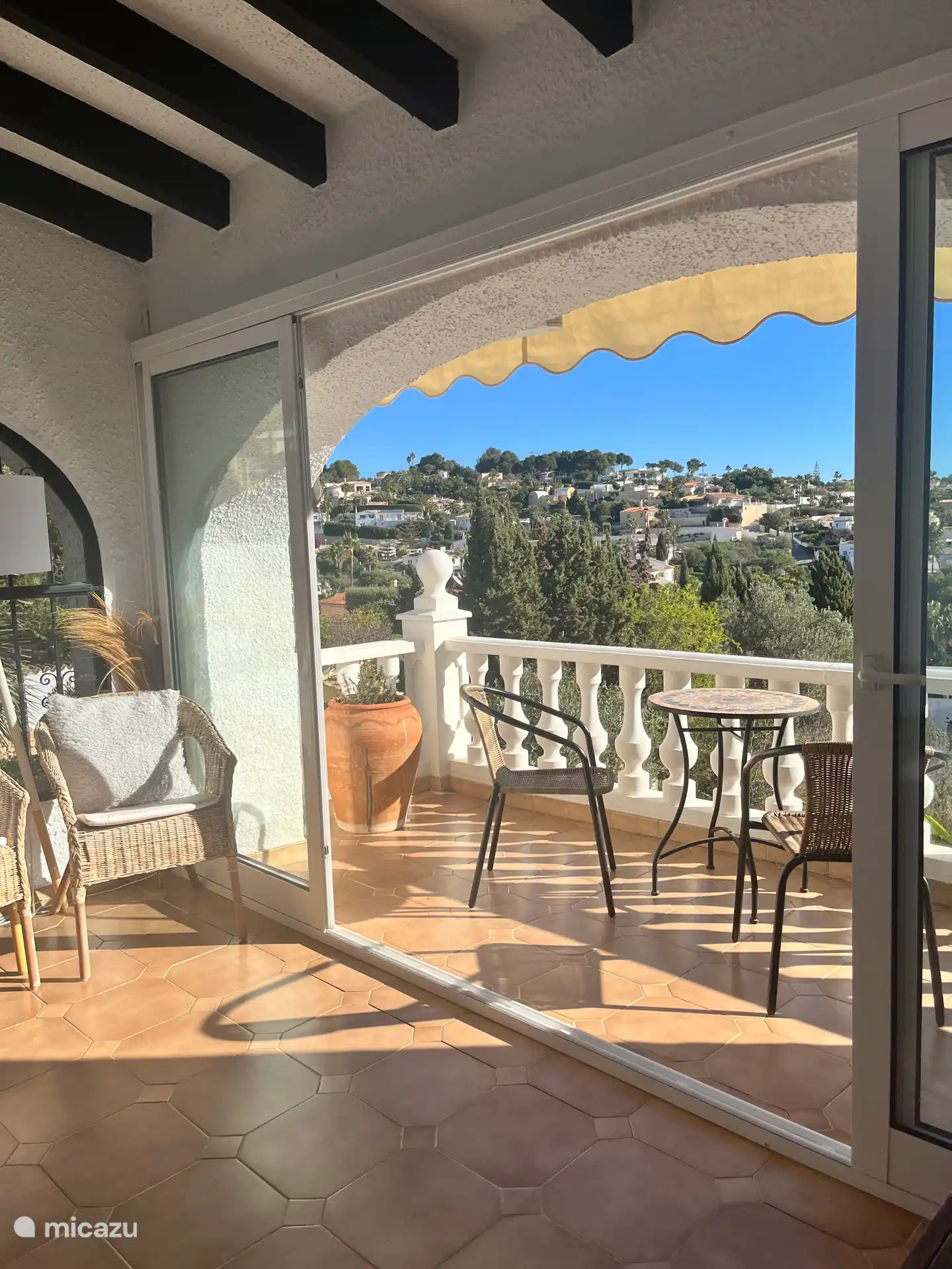 La naja (salle extérieure) avec balcon. Vous pouvez rester là toute l’année car le naja est verrouillable. Au-dessus du balcon se trouve un auvent et, depuis le naja, un escalier mène à la terrasse et à la piscine.