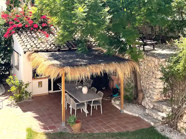 Villa Salvia en España, Costa Blanca, Benissa - villa Bajo la pérgola, frente a la cocina exterior y junto a la piscina y el césped, es maravilloso comer juntos.