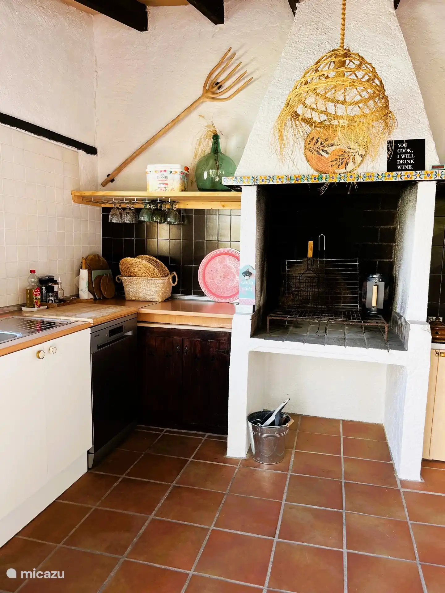 La cocina española cubierta al aire libre con: barbacoa de leña, horno de pizza, barbacoa de gas, cafetera Nespresso, refrigerador, lavavajillas y fregadero con agua w/k. Aquí pueden relajarse el uno con el otro.