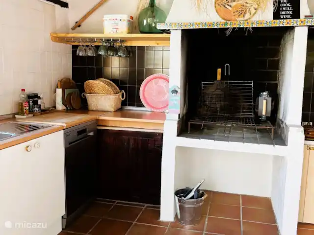 Villa Salvia en España, Costa Blanca, Benissa - villa La cocina española cubierta al aire libre con: barbacoa de leña, horno de pizza, barbacoa de gas, cafetera Nespresso, refrigerador, lavavajillas y fregadero con agua w/k. Aquí pueden relajarse el uno con el otro.