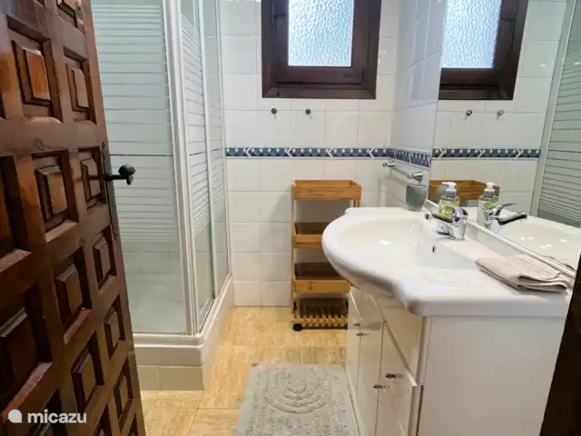 Villa Salvia en España, Costa Blanca, Benissa - villa El segundo baño de la planta baja está al lado de un dormitorio y tiene ducha, inodoro y lavabo con mueble de lavabo y secador de pelo