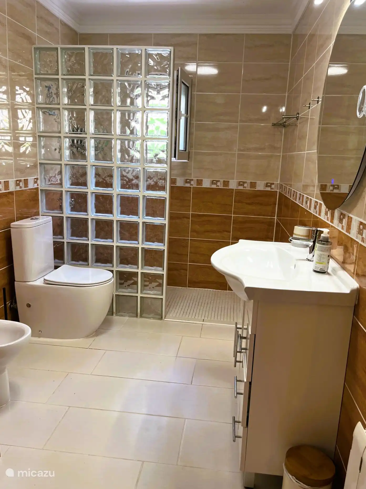 El baño de la planta superior es muy amplio y está totalmente equipado: ducha a ras de suelo, inodoro, bidé, lavabo con lavabo, estante de almacenamiento, secador de pelo, jabón de manos