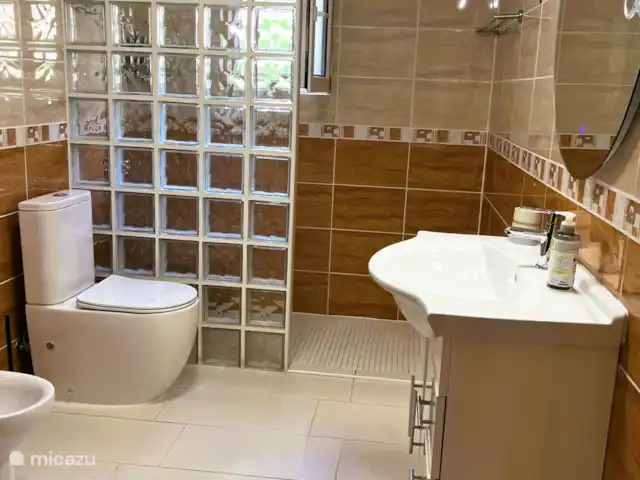 Villa Salvia en España, Costa Blanca, Benissa - villa El baño de la planta superior es muy amplio y está totalmente equipado: ducha a ras de suelo, inodoro, bidé, lavabo con lavabo, estante de almacenamiento, secador de pelo, jabón de manos