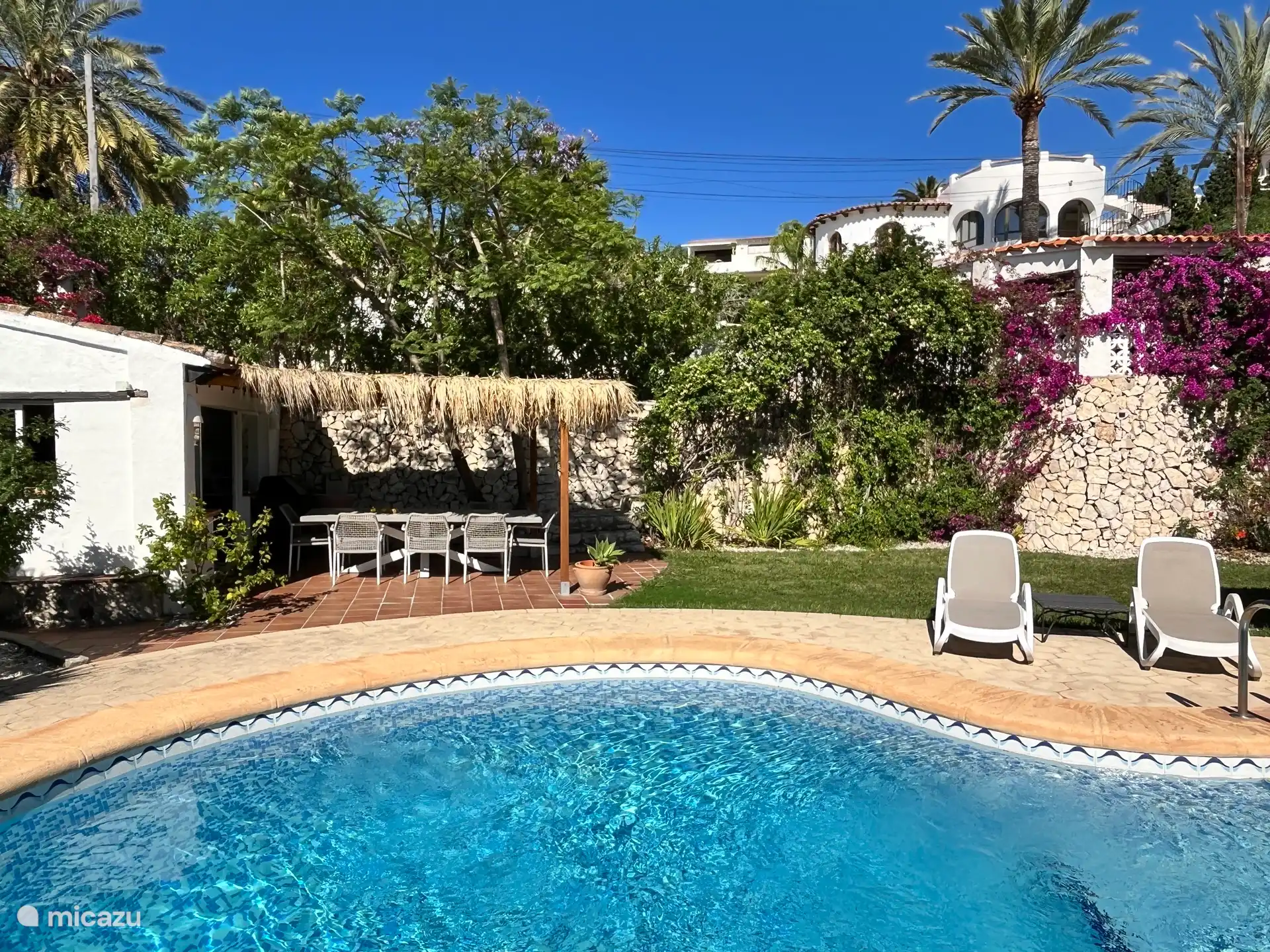 À côté de la piscine, profitez d’une boisson fraîche dans la cuisine extérieure !