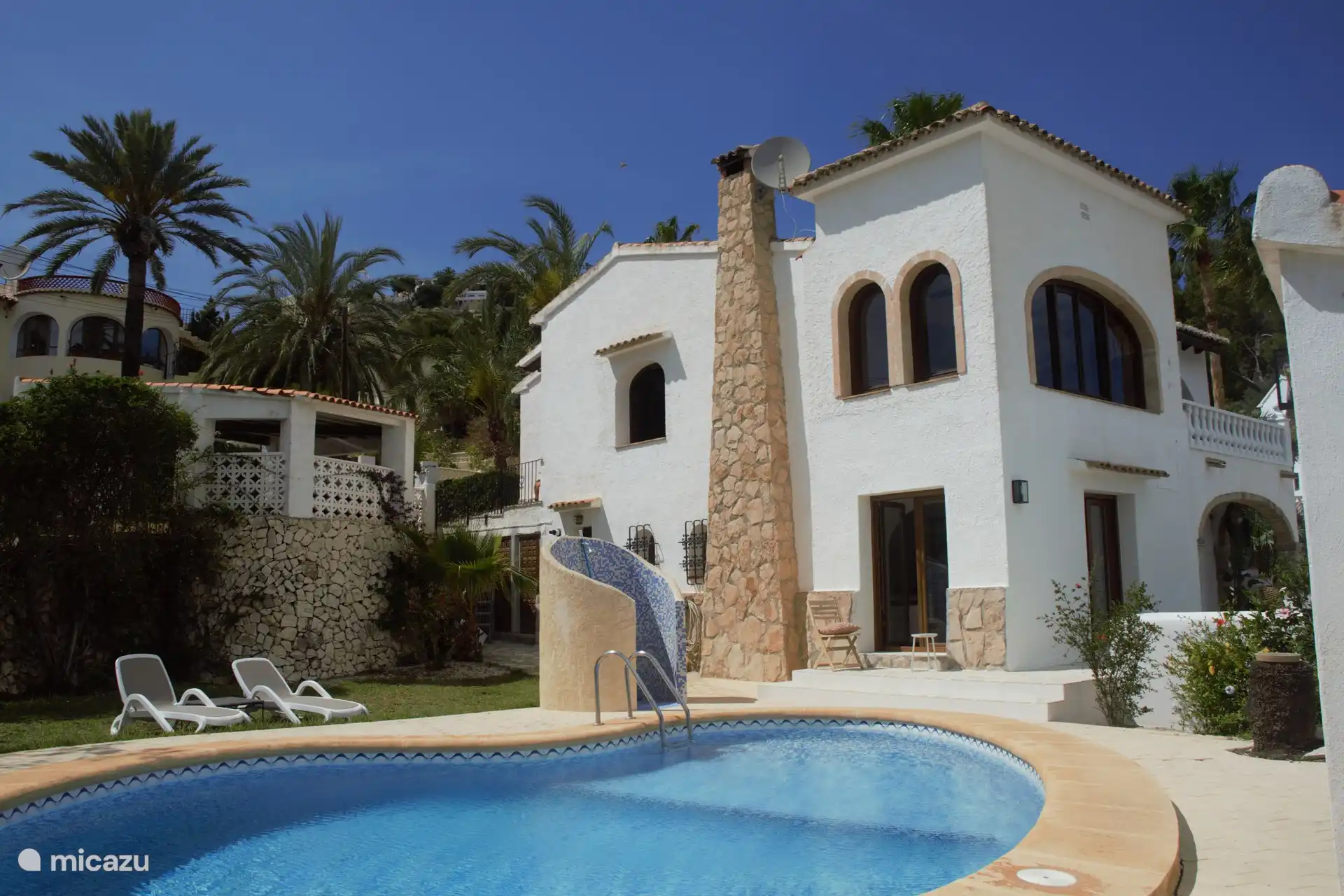 Villa Salvia, la auténtica villa española es espaciosa y el jardín ofrece mucha privacidad. La terraza delantera ha sido renovada recientemente.