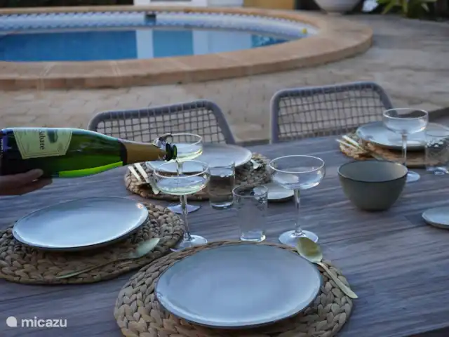 Villa Salvia en España, Costa Blanca, Benissa - villa Listo para una cena romántica con una copa de delicioso cava español en la terraza frente a la cocina exterior, al borde de la piscina. El jardín también está agradablemente iluminado por la noche.