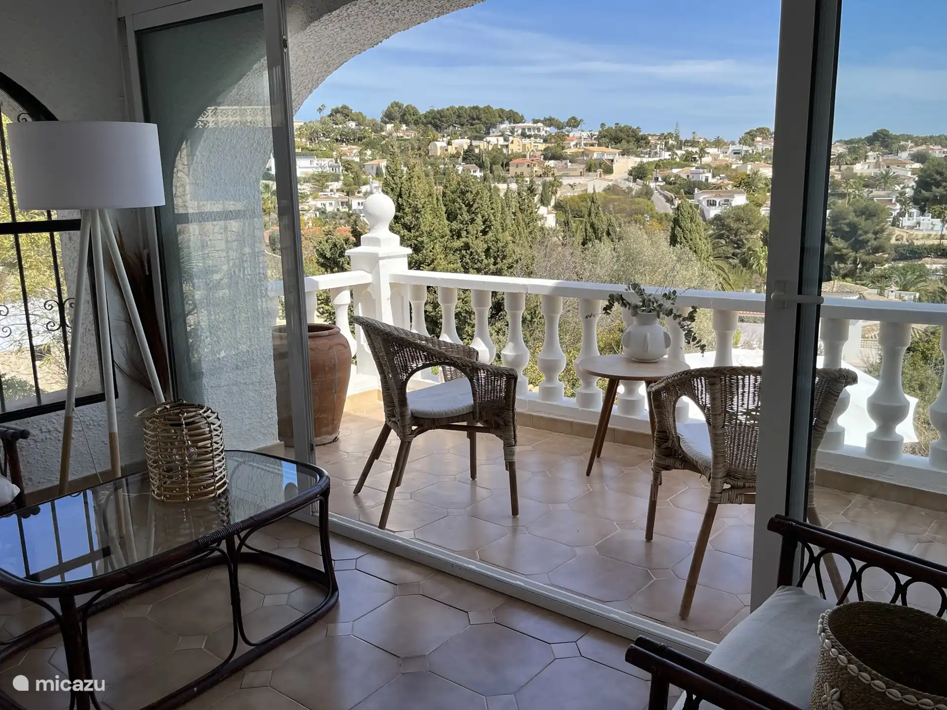 La naja (sala al aire libre) con balcón. Puedes sentarte aquí todo el año porque la naja se puede cerrar. Sobre el balcón un toldo y desde la naja hay una escalera a la terraza y a la piscina.