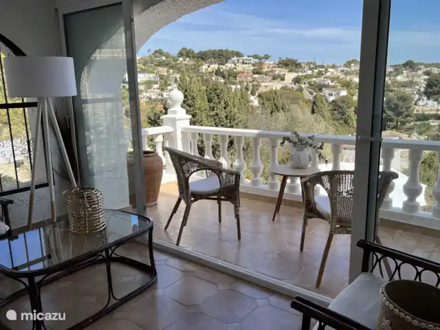 Villa Salvia en España, Costa Blanca, Benissa - villa La naja (sala al aire libre) con balcón. Puedes sentarte aquí todo el año porque la naja se puede cerrar. Sobre el balcón un toldo y desde la naja hay una escalera a la terraza y a la piscina.