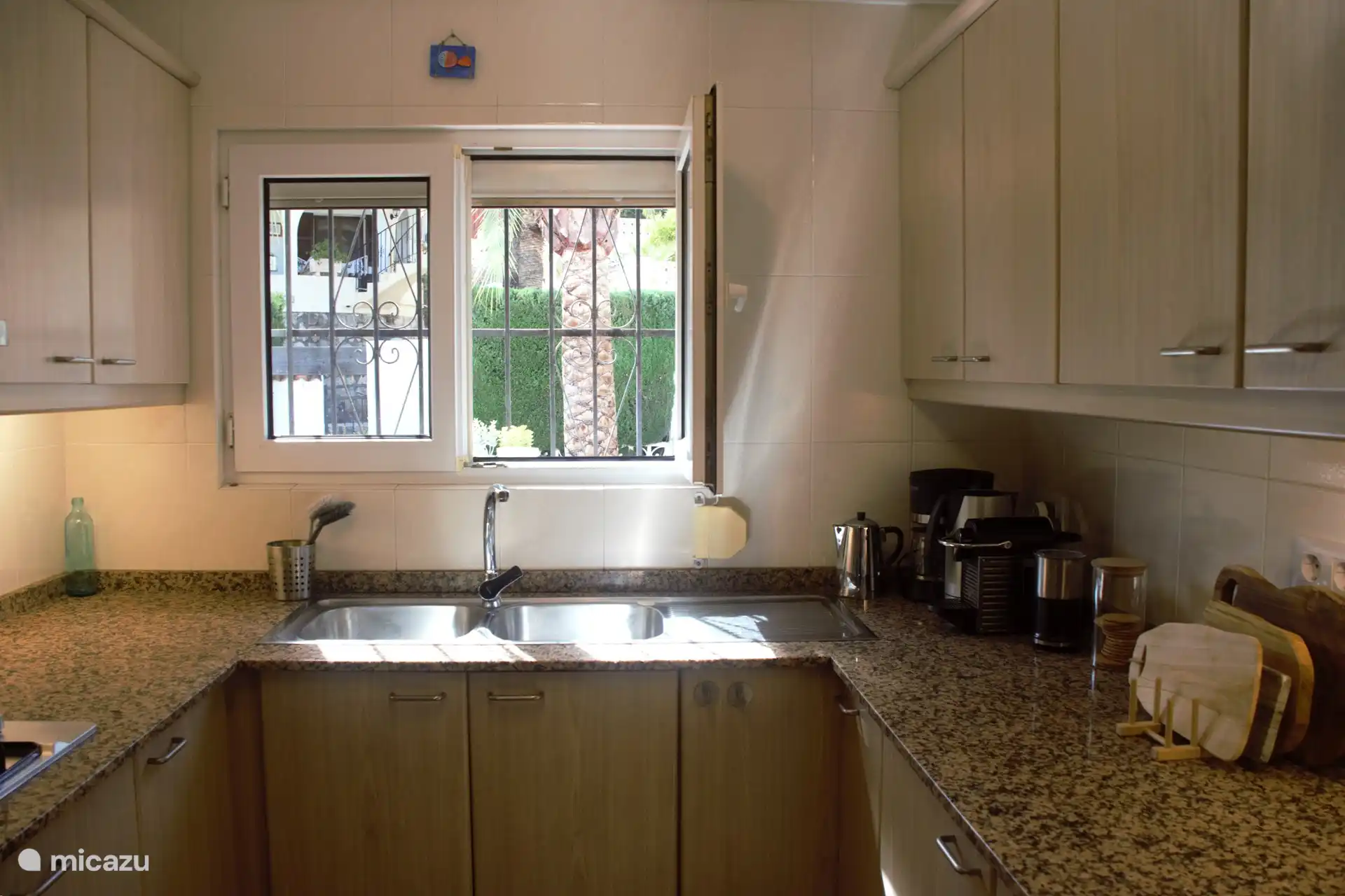 La cocina de arriba, con ventanas francesas y vistas a las palmeras en la parte delantera de la casa.
Las cocinas están totalmente equipadas con electrodomésticos, varias cafeteras (incluyendo Nespresso, Senseo) y muchos utensilios de cocina.