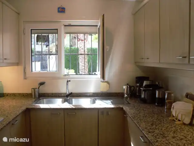 Villa Salvia en España, Costa Blanca, Benissa - villa La cocina de arriba, con ventanas francesas y vistas a las palmeras en la parte delantera de la casa.
Las cocinas están totalmente equipadas con electrodomésticos, varias cafeteras (incluyendo Nespresso, Senseo) y muchos utensilios de cocina.