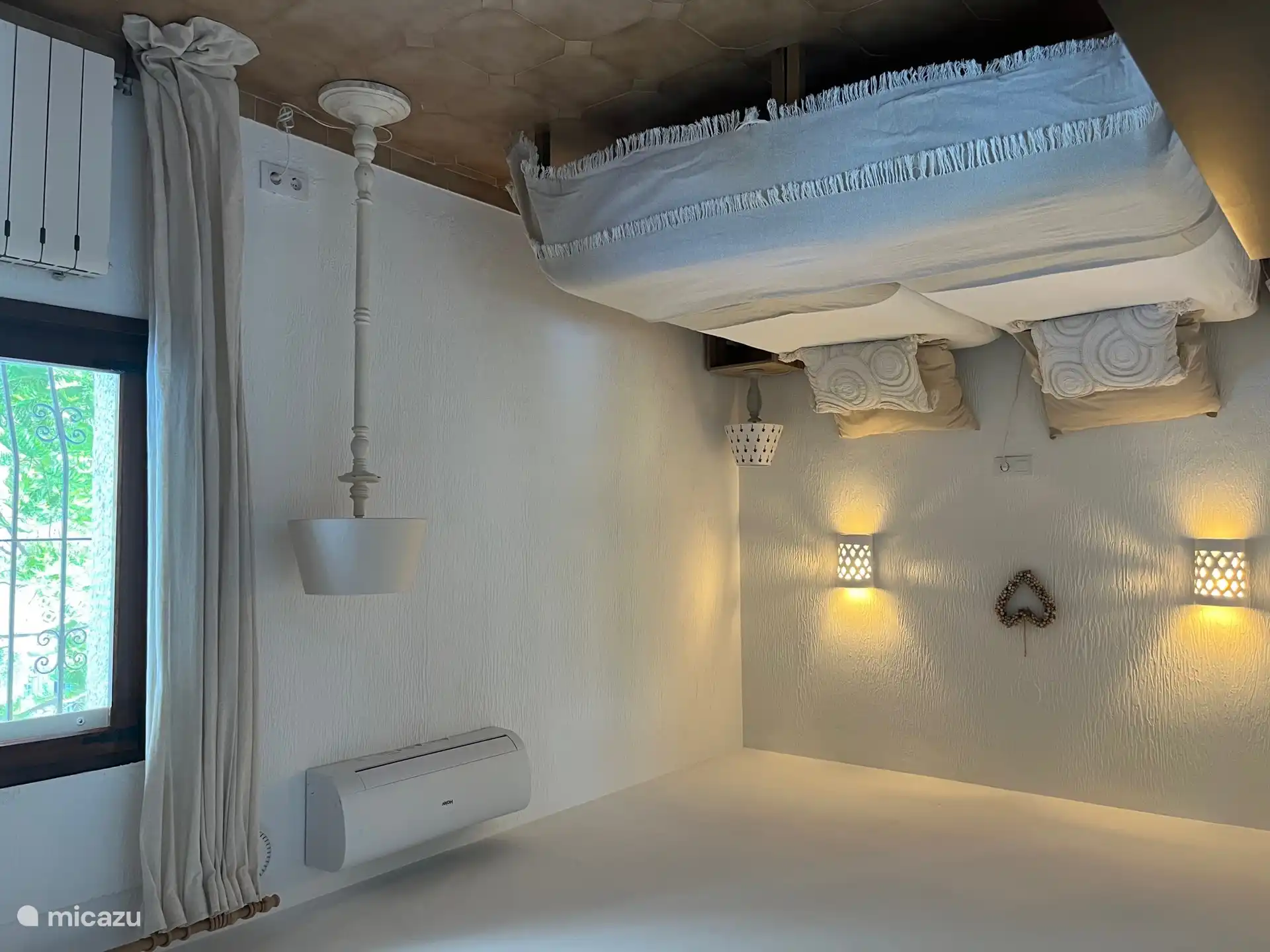 Uno de los dos amplios dormitorios de la planta superior, con armario empotrado y vistas a las palmeras que a menudo susurran suavemente con el viento