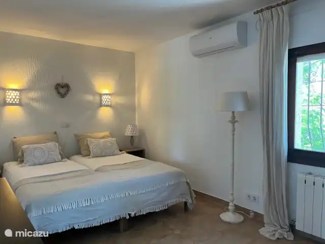 Villa Salvia en España, Costa Blanca, Benissa - villa Uno de los dos amplios dormitorios de la planta superior, con armario empotrado y vistas a las palmeras que a menudo susurran suavemente con el viento