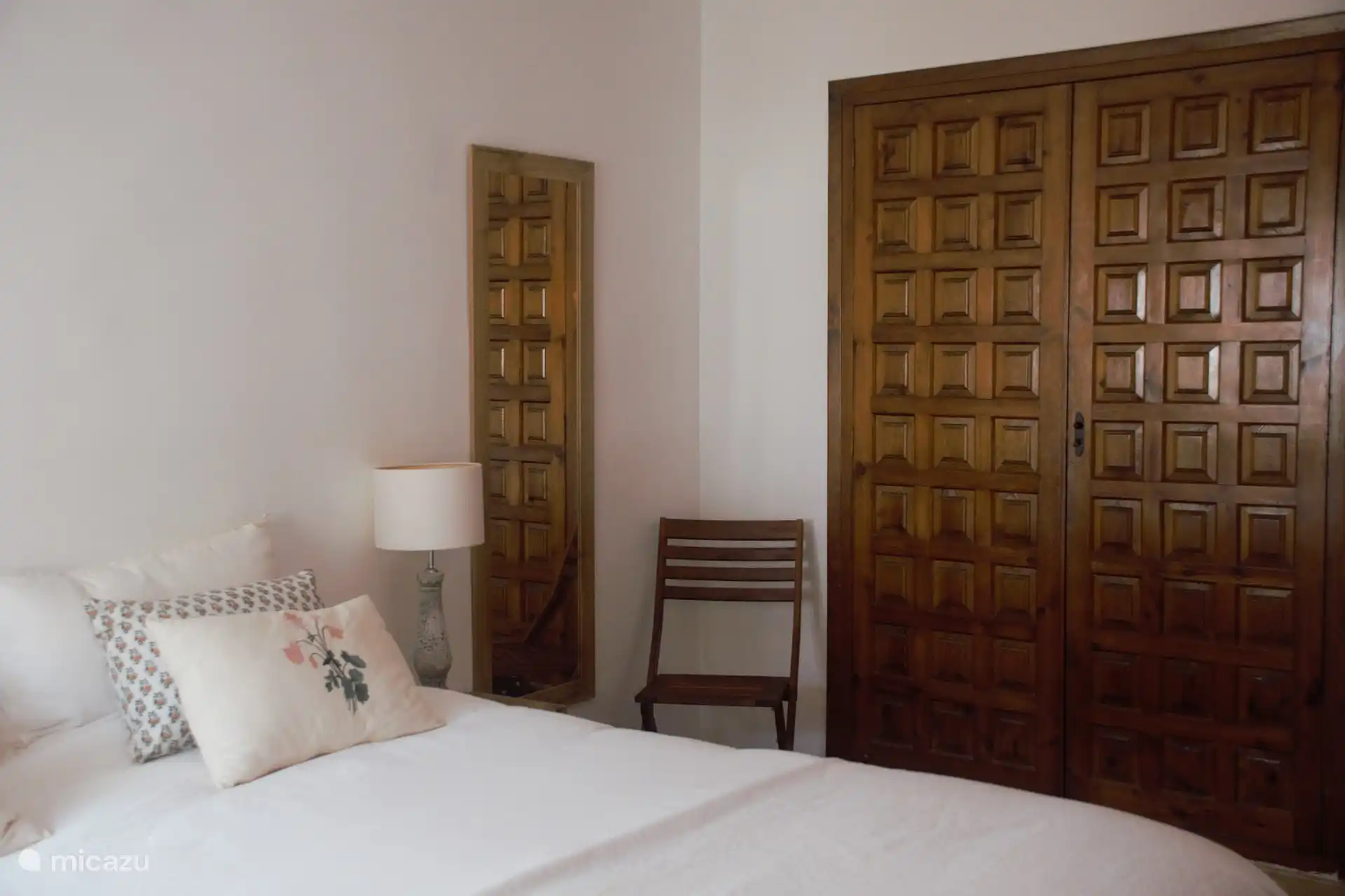 La mayoría de los dormitorios tienen grandes armarios empotrados en los que se puede guardar mucho.