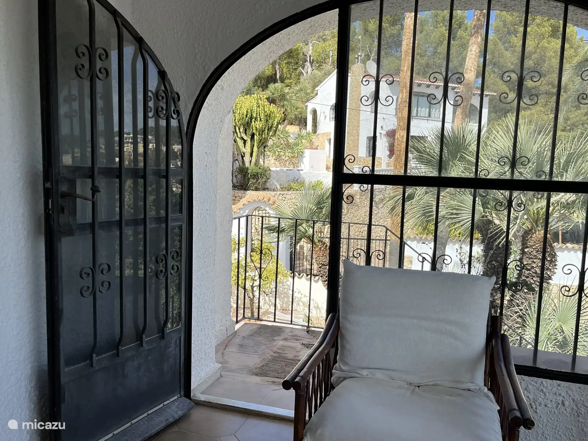 La salida a la escalera desde la naja, esta es una de las dos escaleras que conectan las dos plantas.
Pero también se puede llegar a ambas plantas a través de la calle a través de dos entradas diferentes.