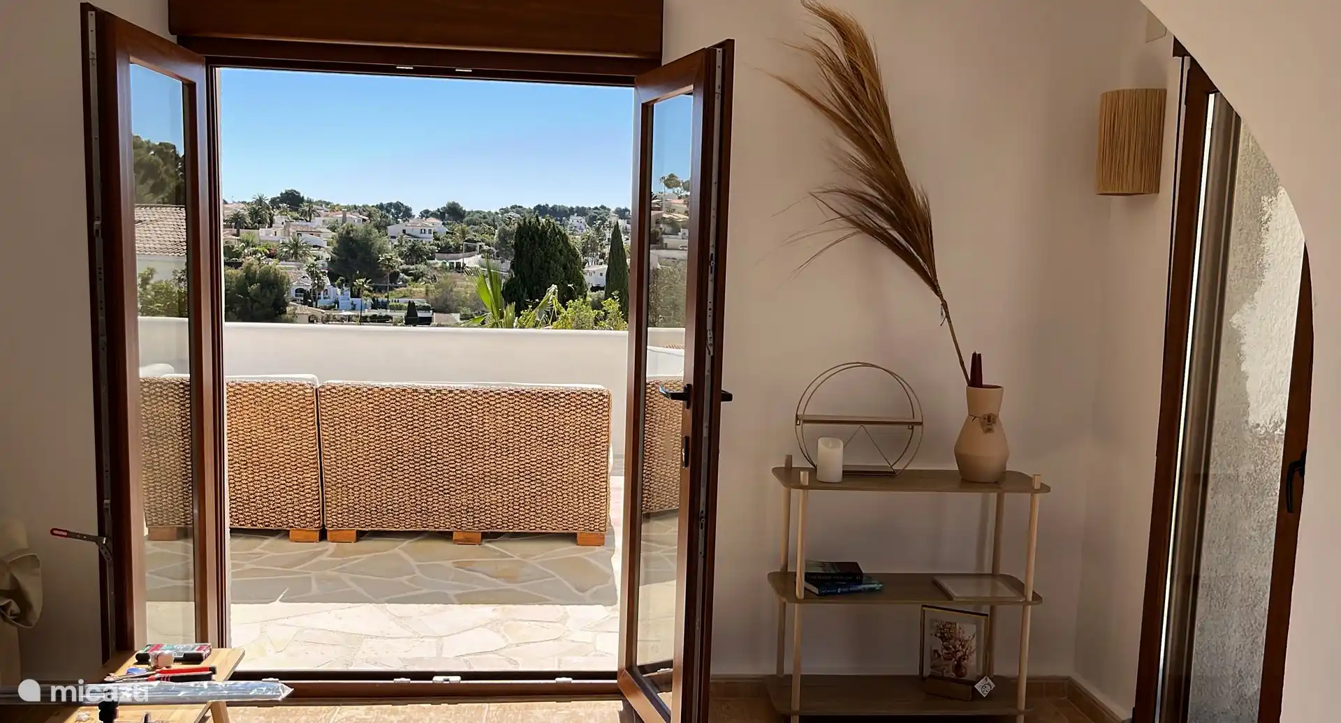 ¡Desde la sala de estar en la planta baja y la gran terraza tiene una hermosa vista! 
