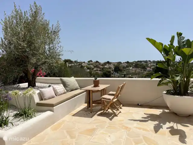 Villa Salvia en España, Costa Blanca, Benissa - villa La nueva terraza de estilo ibicenco en la parte delantera ofrece una vista impresionante de las colinas de Moraira - San Jaime