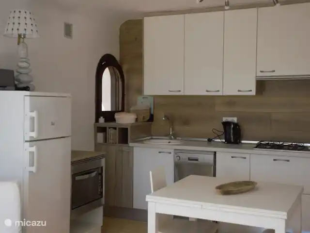 Villa Salvia en España, Costa Blanca, Benissa - villa La cocina en la planta baja con dos pares de puertas que dan a la terraza y a la piscina, lo que permite la entrada de mucha luz.