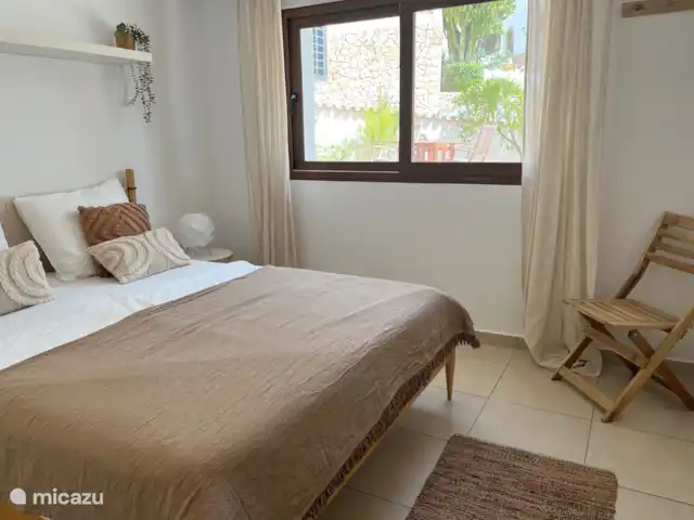 Villa Salvia en España, Costa Blanca, Benissa - villa Las habitaciones están decoradas con buen gusto y todas tienen una hermosa vista al jardín. Este es uno de los dormitorios de la planta baja.