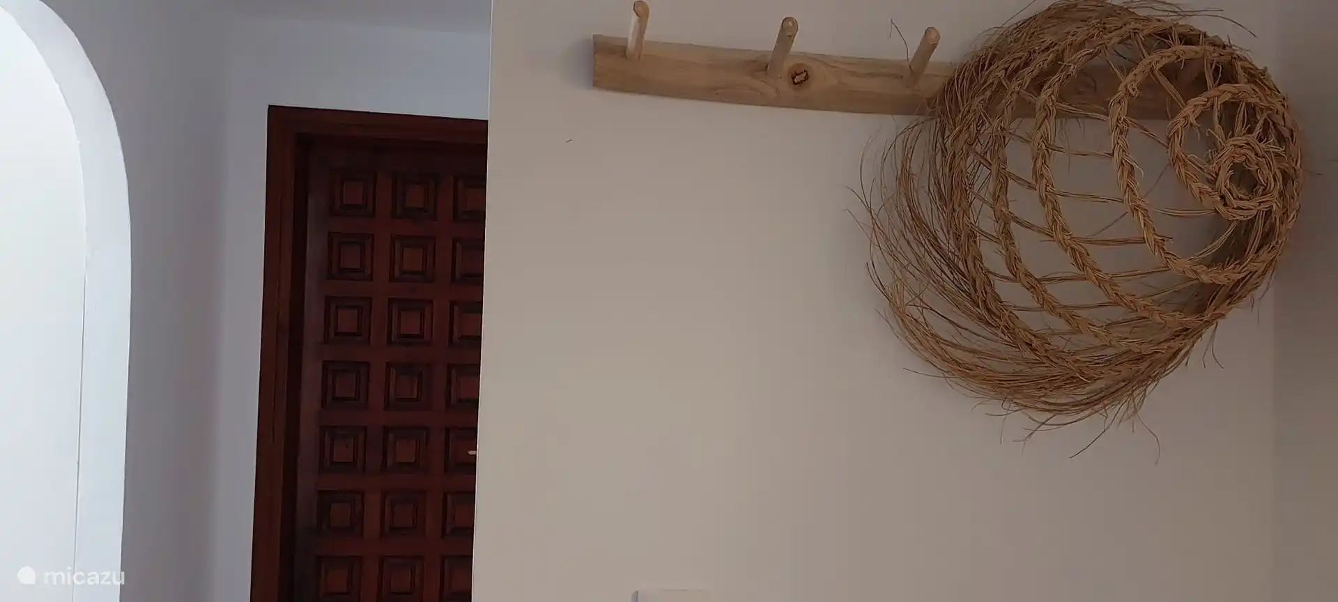 El carácter español de la casa también se refleja en las puertas y arcos dentro y alrededor de la casa.