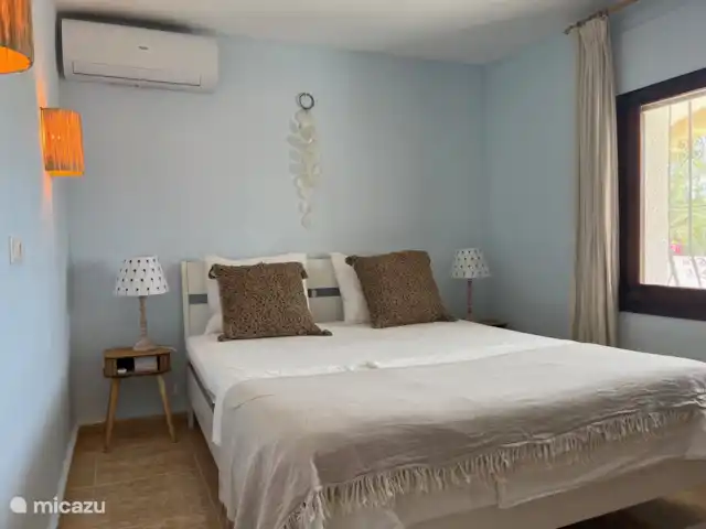 Villa Salvia en España, Costa Blanca, Benissa - villa Este dormitorio de la planta baja tiene un gran armario empotrado y vistas a la terraza delantera con sofá de estuco y hermosas vistas. ¡Qué maravilla despertar con esta vista!