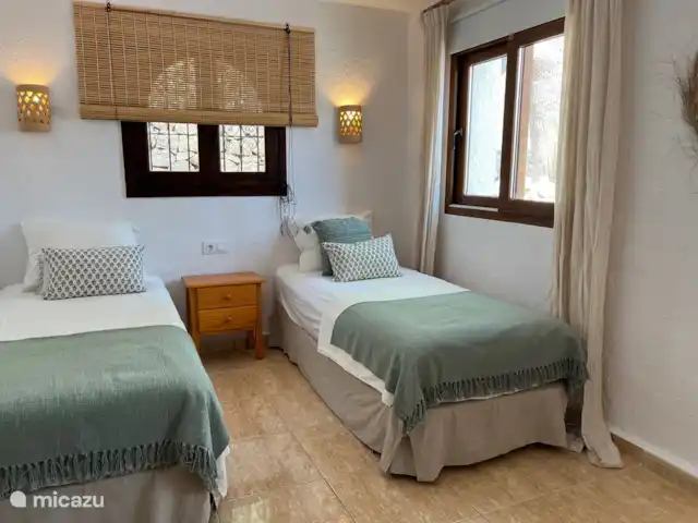 Villa Salvia en España, Costa Blanca, Benissa - villa Este dormitorio en la planta baja tiene dos camas individuales, que se pueden juntar si se desea. En esta habitación también hay mucho espacio para una cuna que se puede pedir.