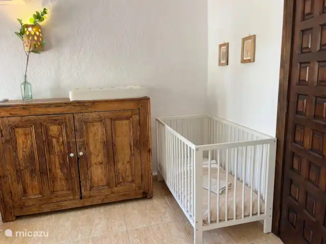 Villa Salvia en España, Costa Blanca, Benissa - villa Este dormitorio en la planta baja ofrece una vista al jardín y tiene un armario auténtico y la posibilidad de una cuna con ropa de cama.