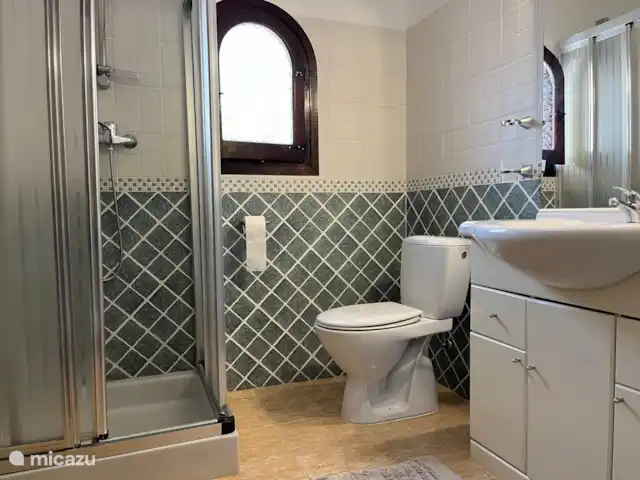 Villa Salvia en España, Costa Blanca, Benissa - villa Uno de los baños de la planta baja, con ducha, inodoro, lavabo con mueble de lavabo y secador de pelo.